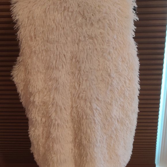 Xhilaration White Shaggy Vest, Size Med. Excellent condition. Like New. - Picture 3 of 5